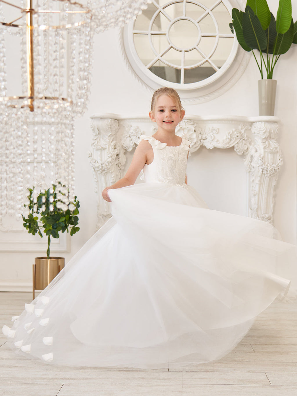 Elegante vestido blanco de tul para niña de las flores con cola corta 
