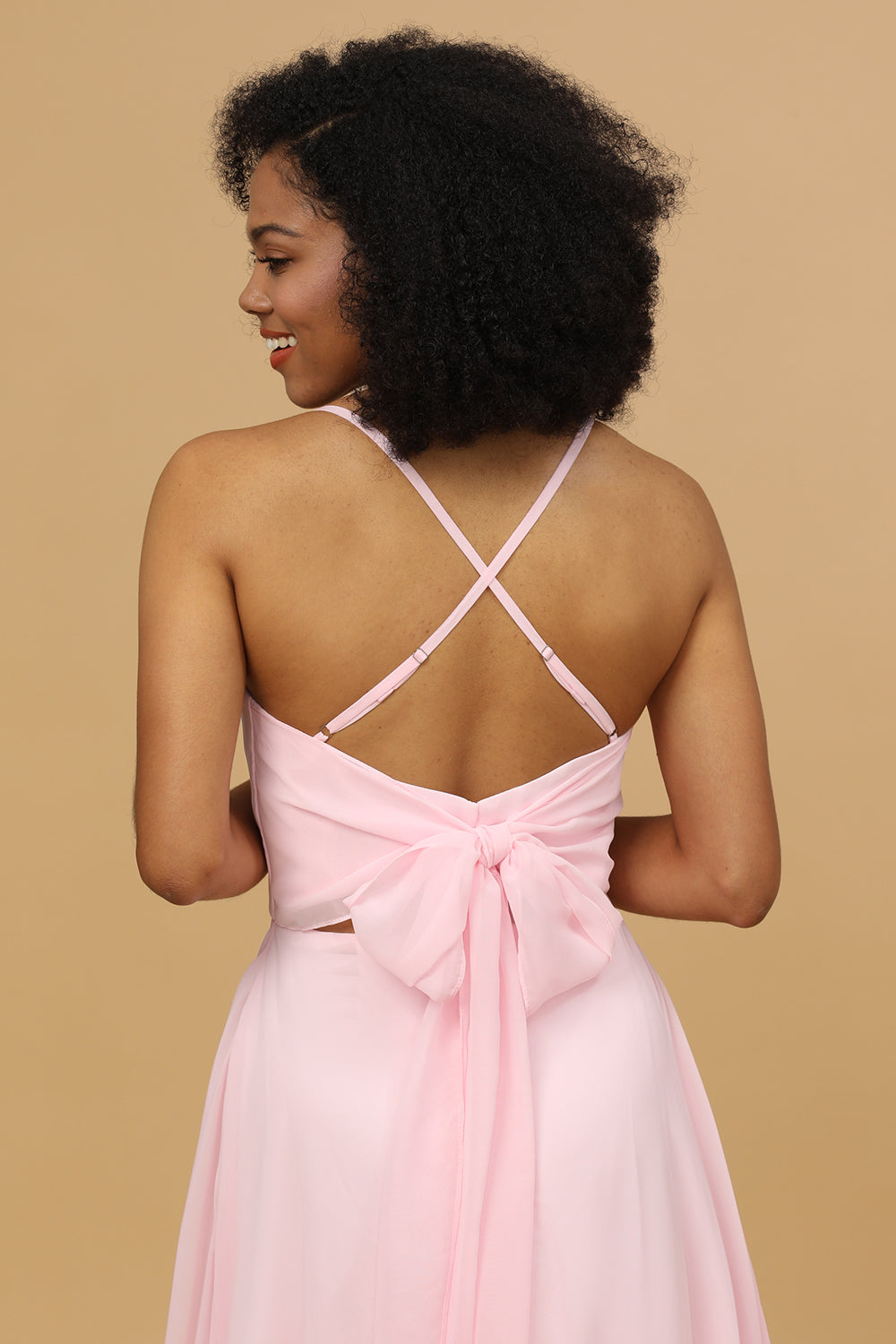 Vestido de dama de honor rosa de gasa con tirantes finos