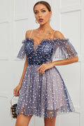 Robe de cocktail à pois et épaules dénudées