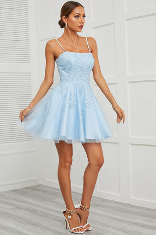 Robe de bal courte en tulle avec appliques
