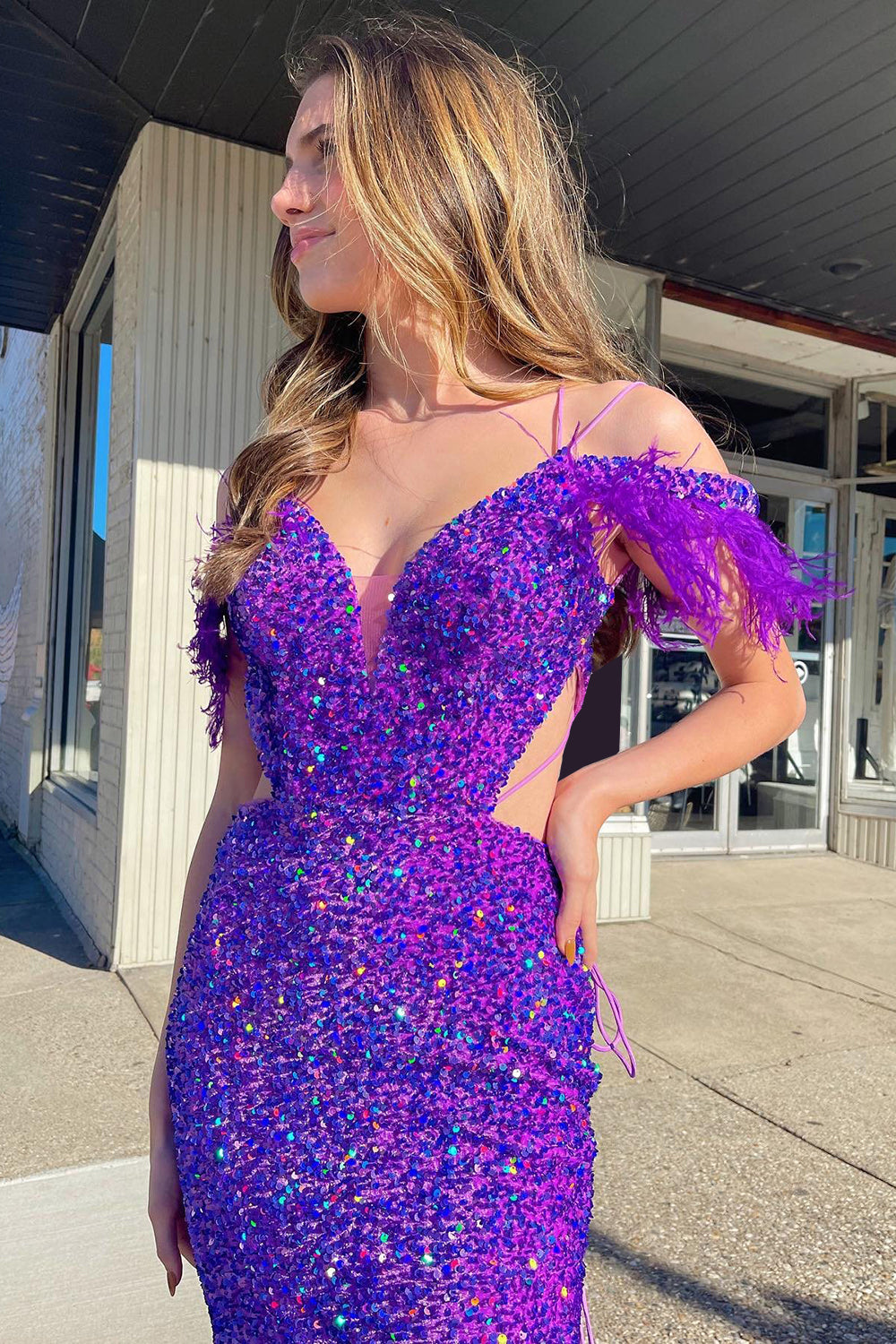 Robe de bal sirène violette à épaules dénudées, sequins et découpes avec plumes