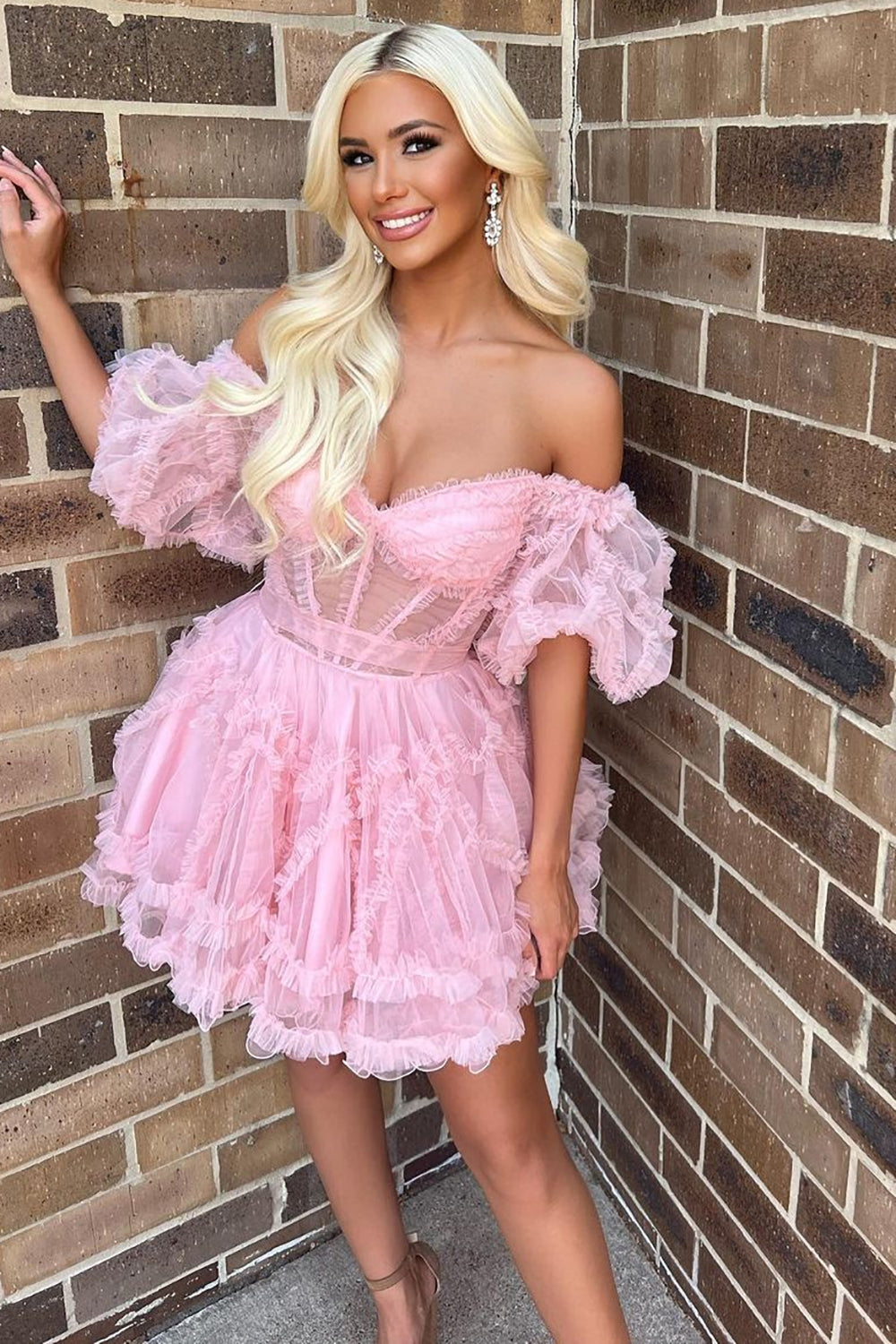 Robe de bal unique en tulle fuchsia, coupe trapèze, épaules dénudées et corset.