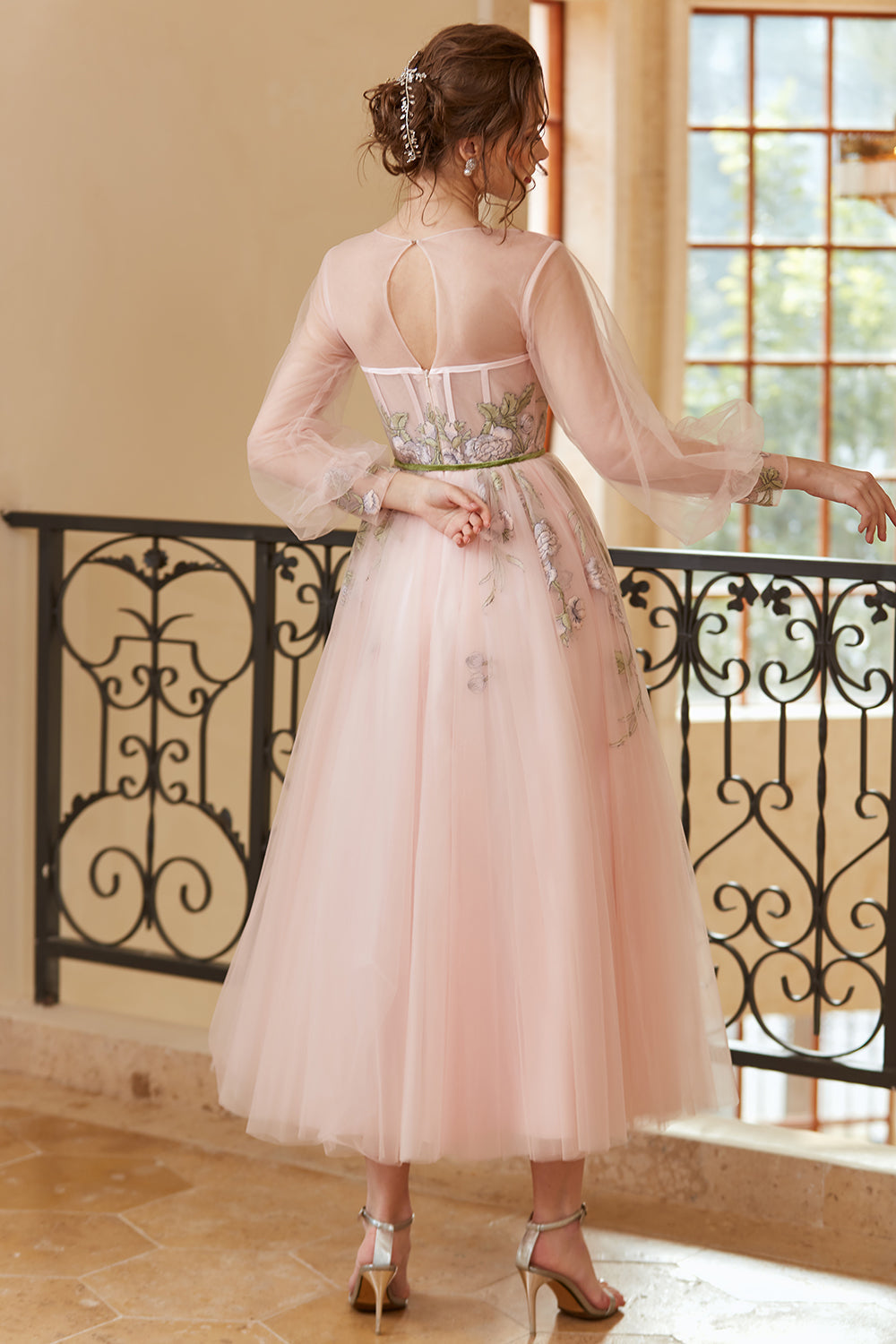 Vestido de graduación de corte A, color nude claro con mangas largas