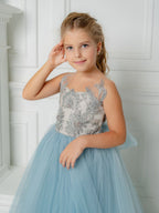 Robe de bal bleue sans manches, adorable robe de demoiselle d'honneur ornée de perles.