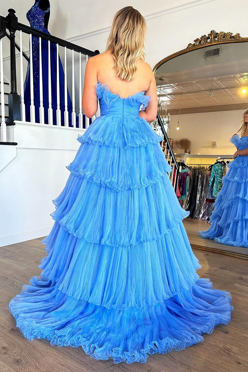 Charmante robe de bal longue bleue bustier trapèze à volants