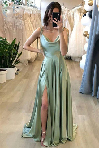 Robe de bal longue vert clair à fines bretelles et coupe trapèze, avec fente.