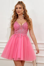 Vestido corto de fiesta de bienvenida con tirantes finos, corte en A y espalda descubierta
