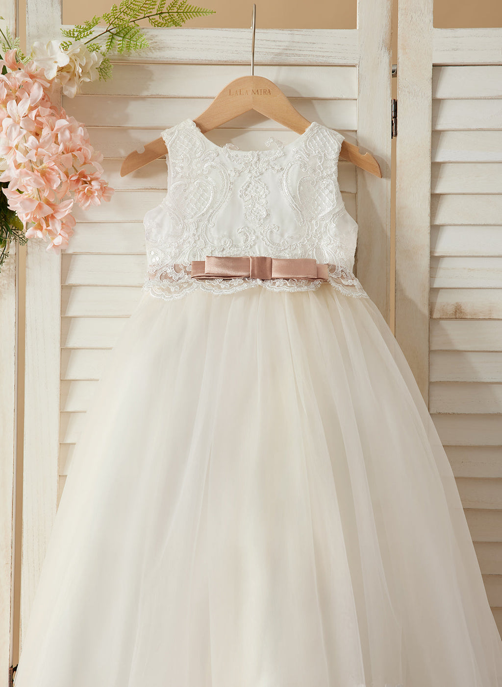 Vestido de niña de las flores color marfil, estilo princesa, con cola de tul y corte de baile. 