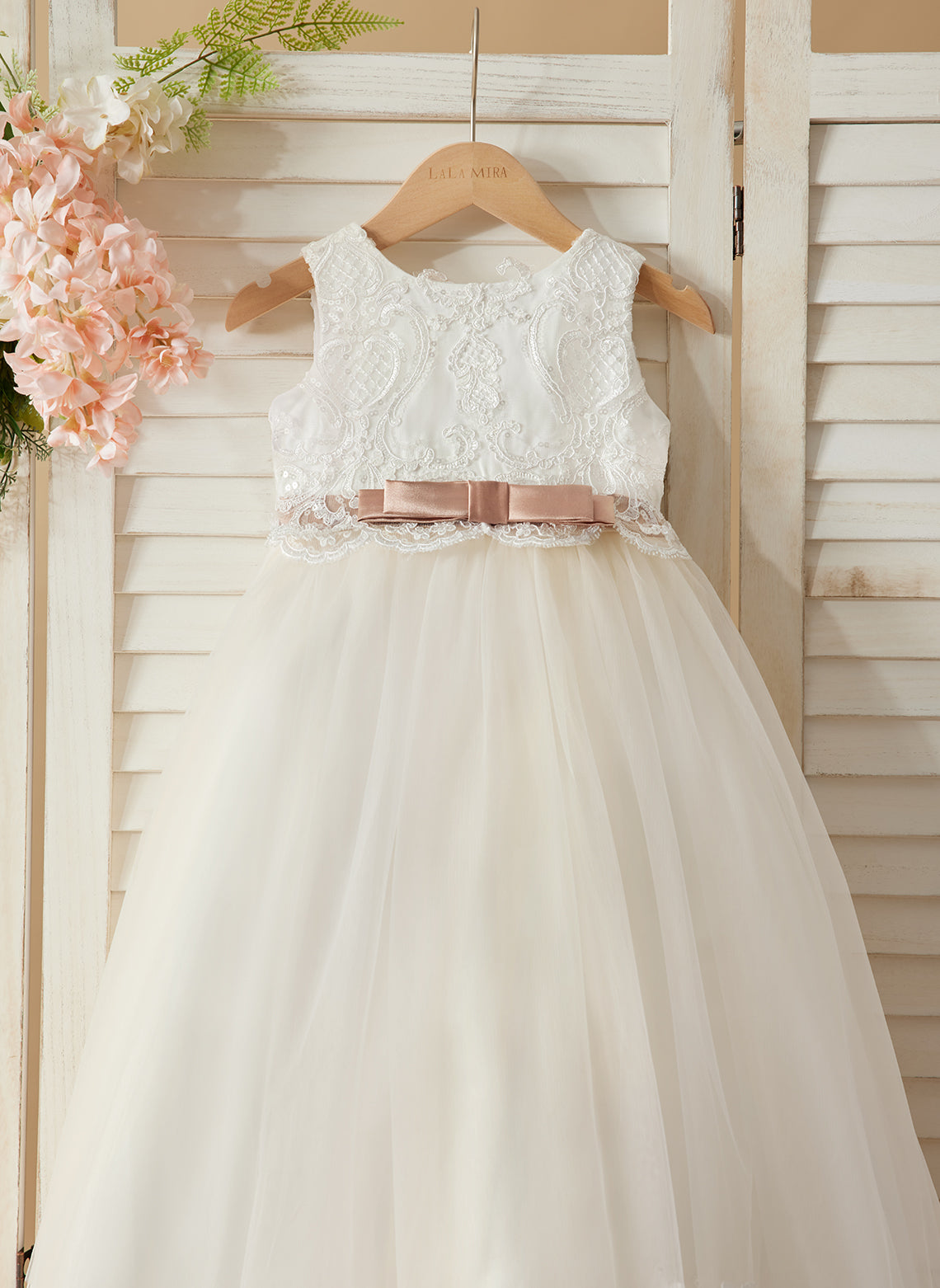 Vestido de niña de las flores color marfil, estilo princesa, con cola de tul y corte de baile. 