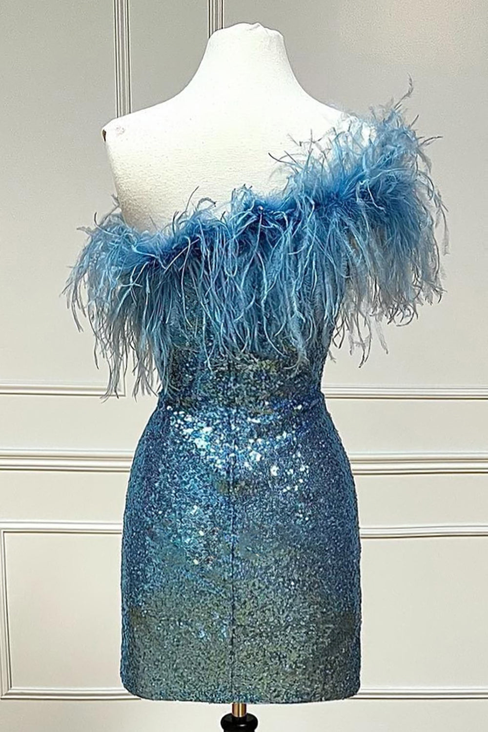 Vestido de fiesta azul claro con lentejuelas, corte sirena y un solo hombro, con plumas.