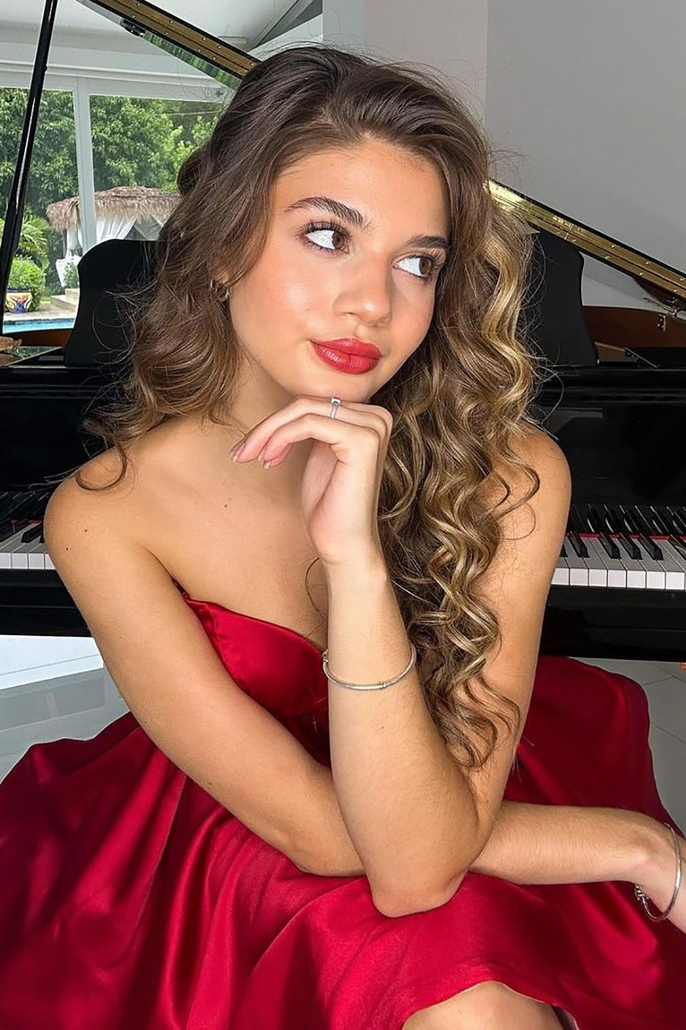 Lindo vestido rojo de fiesta de bienvenida con escote corazón y corte en A, tipo corsé, con fruncido.