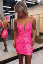 Elegante vestido corto rosa fucsia ajustado de tirantes finos y espalda cruzada, ideal para fiestas de bienvenida.