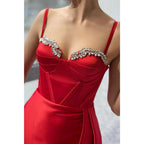 Robe de bal longue rouge à bretelles spaghetti et perles 