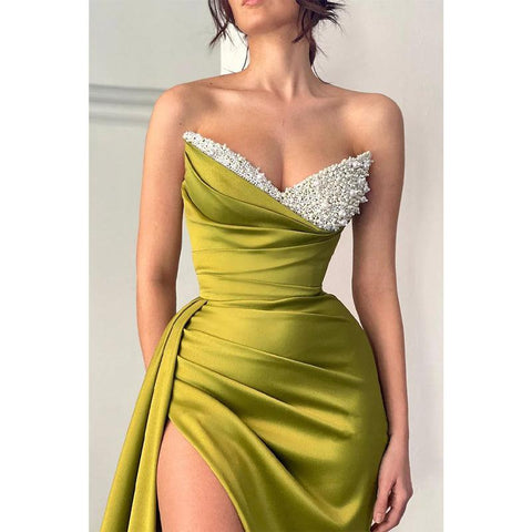 Robe de bal longue en satin plissé à col en V et fente