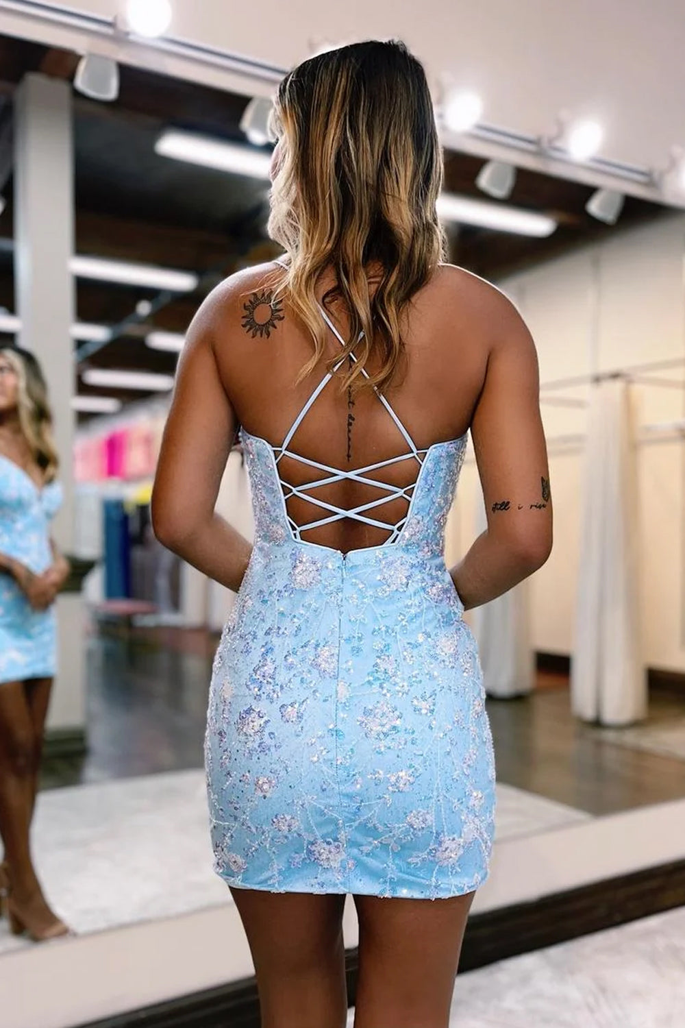 Robe de bal courte bleu clair moulante à fines bretelles et perles