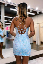 Robe de bal courte bleu clair moulante à fines bretelles et perles