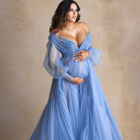 6117#Vestido de maternidad azul esponjoso con volantes y tul para sesión de fotos, con hombros descubiertos, ideal para fotografía de embarazo. Incluye fajín.