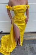 Robe de bal sirène jaune en satin à épaules dénudées et perles, fendue