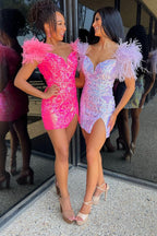 Robe fourreau courte élégante fuchsia/lilas pour le bal de promo, ornée de plumes.