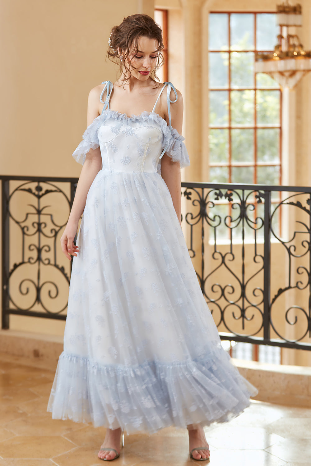 Robe de bal longue bleu clair, coupe princesse, épaules dénudées