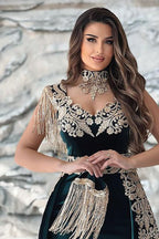 Elegante vestido de noche de sirena con escote en V y hombros descubiertos con apliques