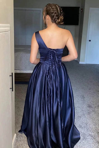 Robe de bal longue champagne asymétrique à une épaule avec fente, coupe trapèze.