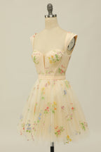 Robe courte vert clair élégante, coupe trapèze, décolleté cœur et broderies.