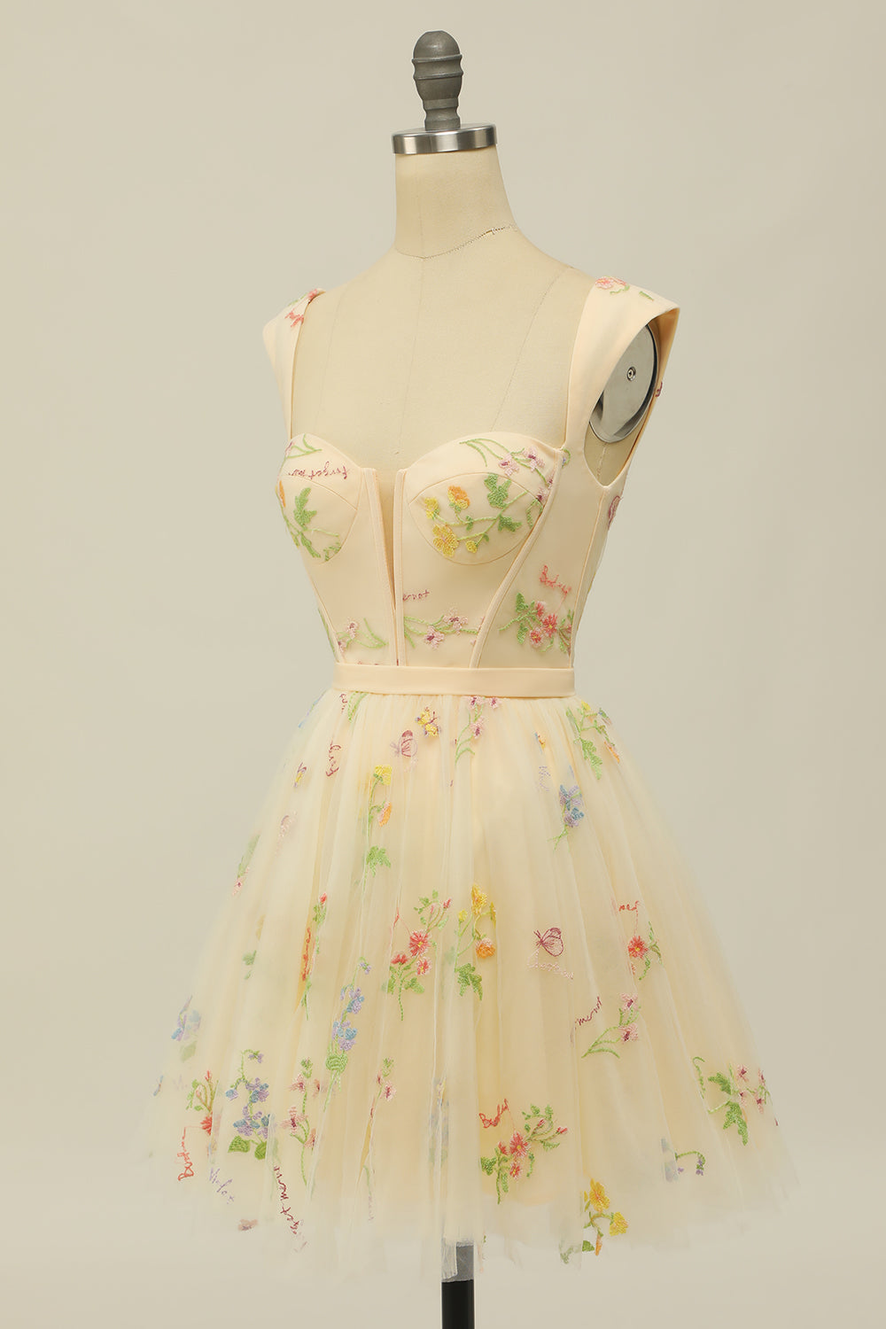 Robe courte vert clair élégante, coupe trapèze, décolleté cœur et broderies.