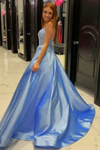 Vestido largo azul de fiesta con tirantes finos, corte en A y espalda cruzada.