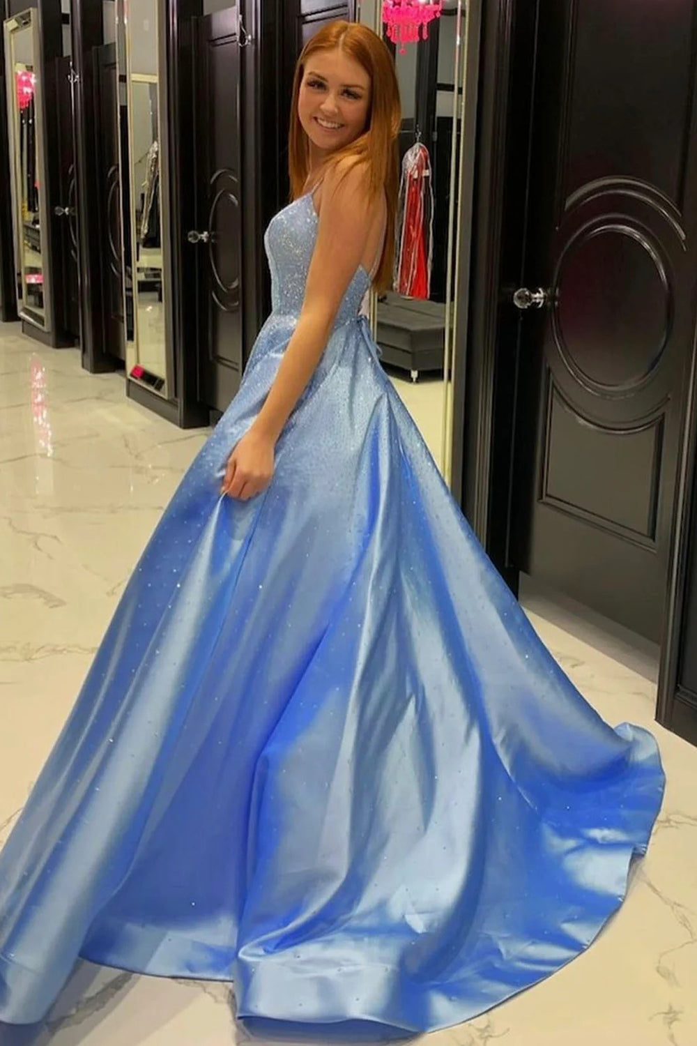 Vestido largo azul de fiesta con tirantes finos, corte en A y espalda cruzada.