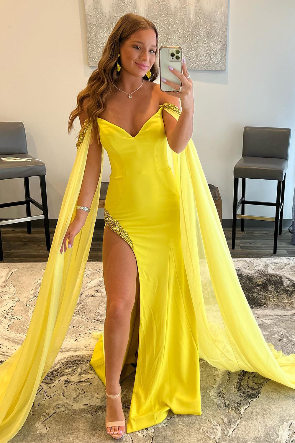 Vestido largo de fiesta amarillo con escote barco y abertura