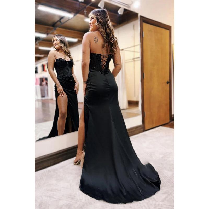 Vestido de fiesta largo negro con abertura, escote en V, tirantes finos, plisado y cuentas.