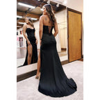 Vestido de fiesta largo negro con abertura, escote en V, tirantes finos, plisado y cuentas.