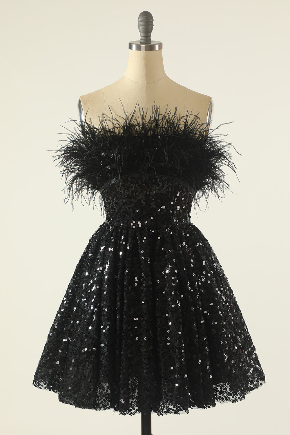 Vestido de cóctel sin tirantes con plumas
