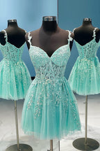 Vestido de cóctel corto de corte A, color verde claro, sin espalda y con apliques.