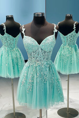 Robe cocktail courte vert clair dos nu, coupe trapèze, ornée d'appliqués