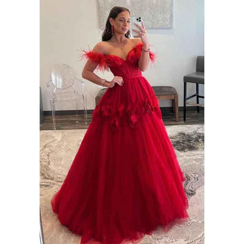 Vestido de fiesta largo de tul con encaje y plumas, escote corazón y hombros descubiertos