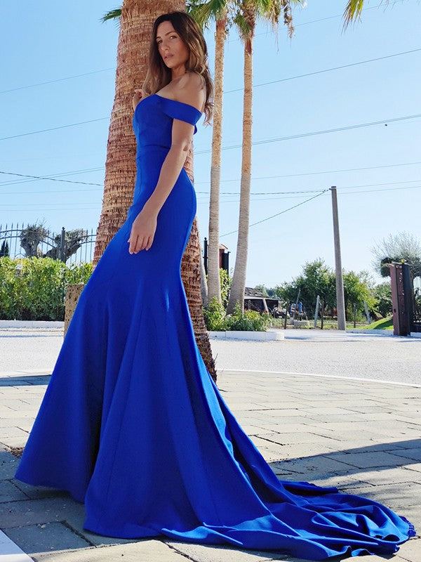 Vestido de fiesta sirena azul real sencillo, sin espalda y con hombros descubiertos
