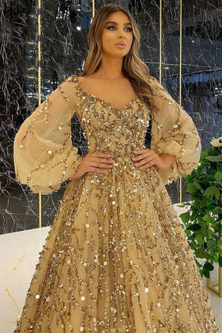 Robe de bal dorée à manches longues et col en V ornée d'appliques de sequins