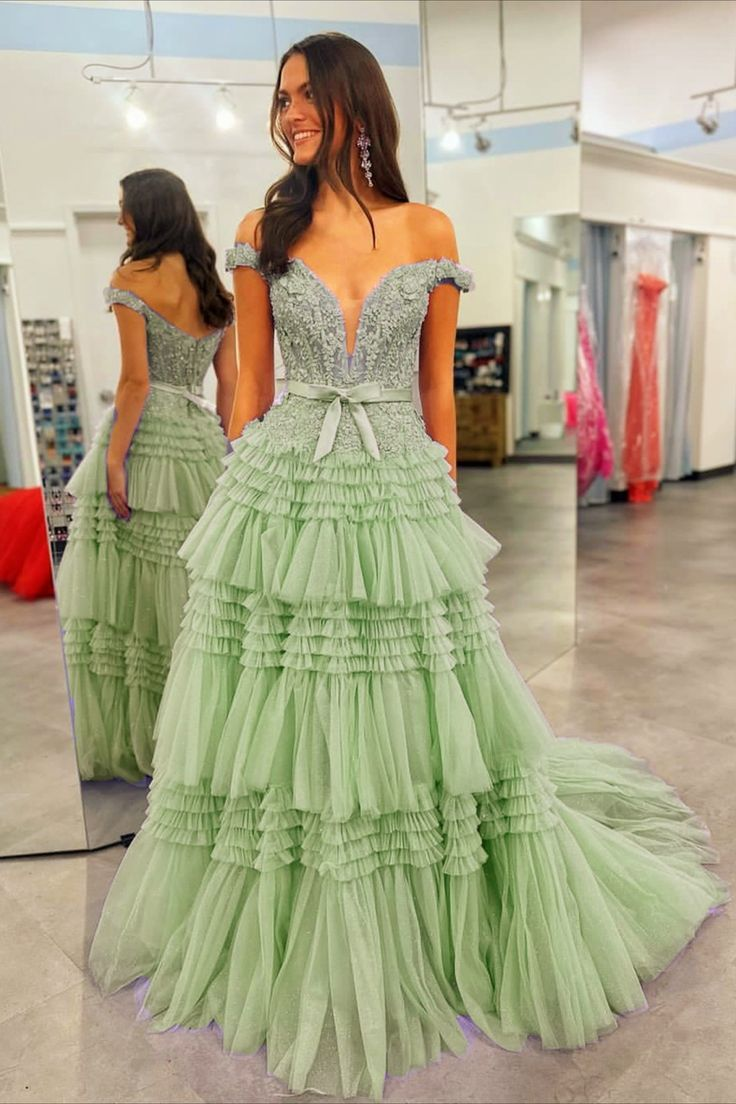 Vestido largo de fiesta rosa claro con escote barco y volantes