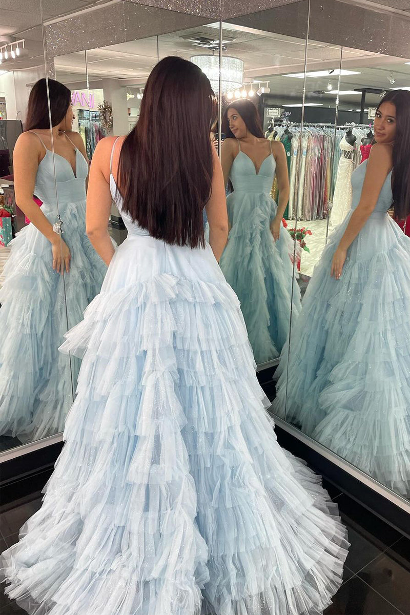 Vestido de graduación de tul escalonado con tirantes finos y corte en A 