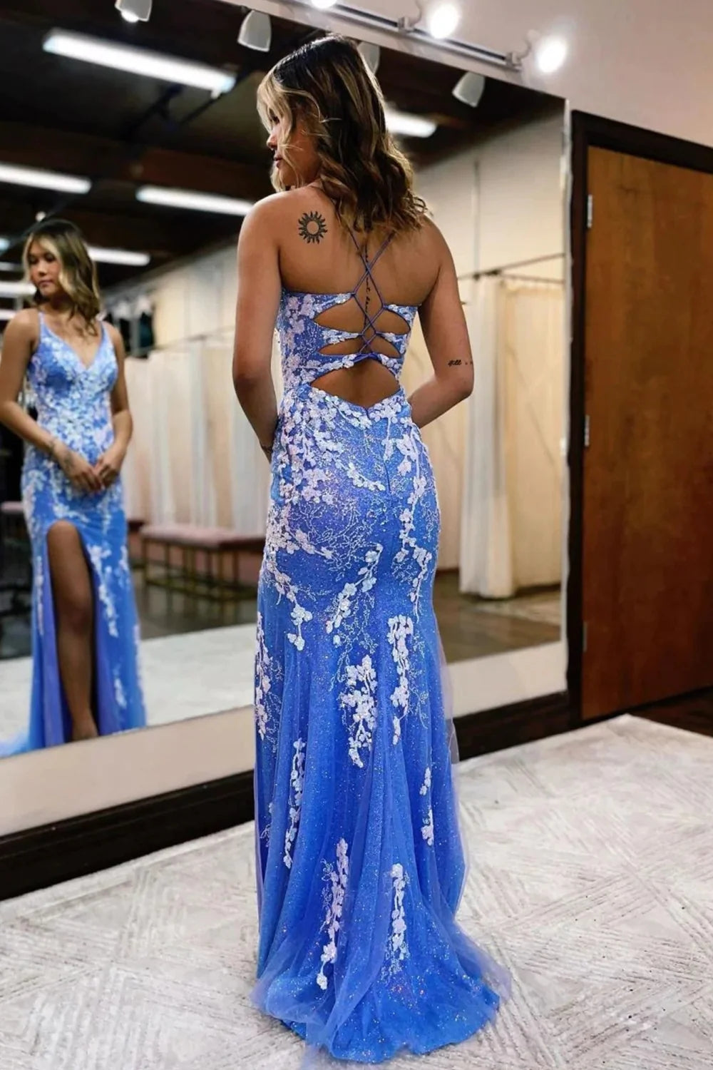Ainhoa ​​| Vestido largo de fiesta de sirena azul brillante con encaje y abertura