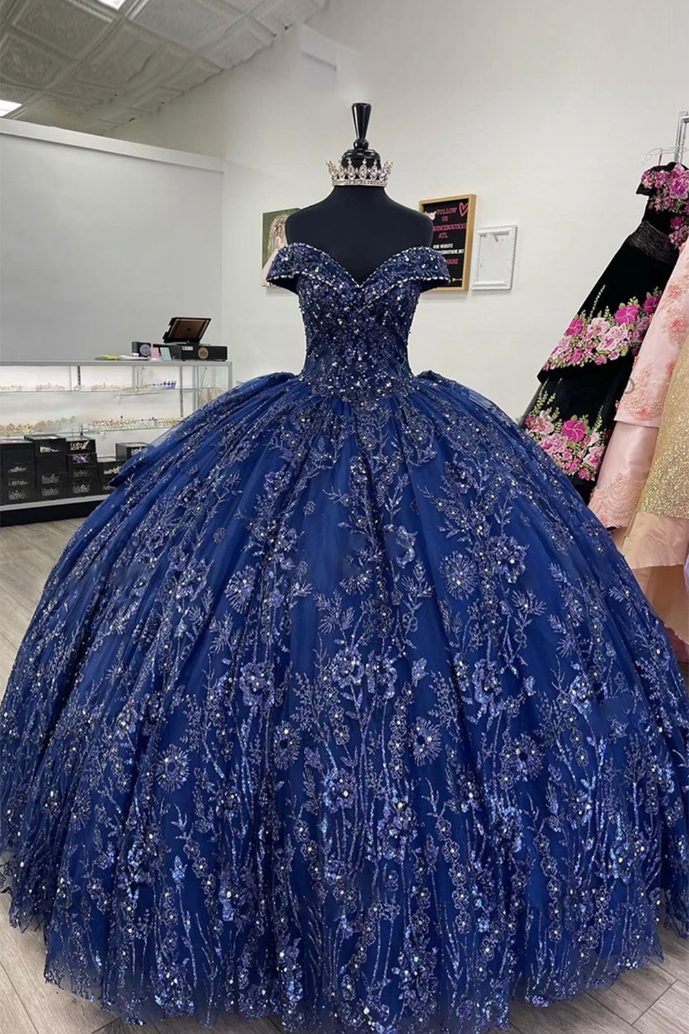 Robe de bal épaules dénudées ornée de sequins et d'appliqués pour quinceañera