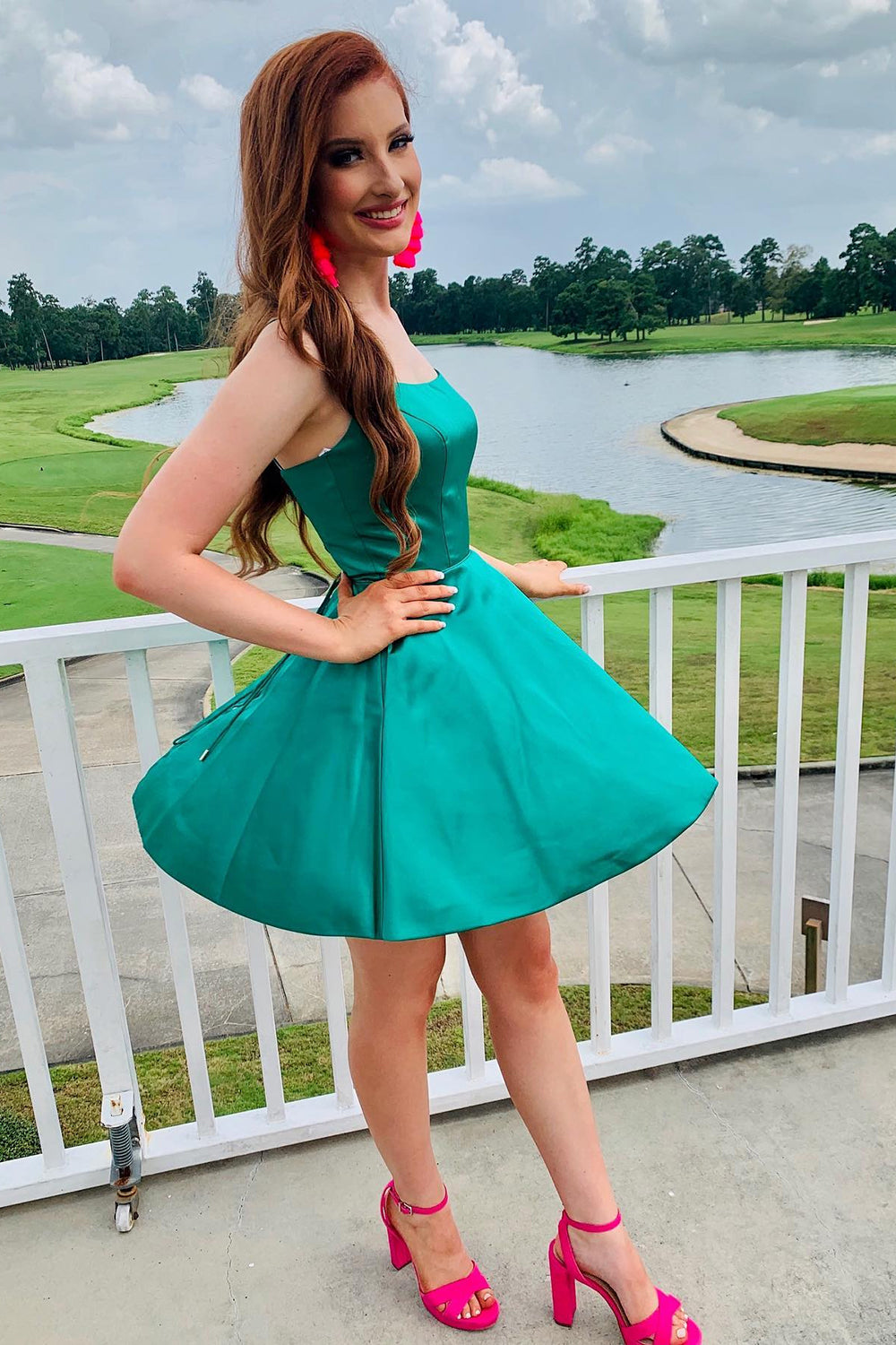 Vestido sencillo de satén para la fiesta de bienvenida