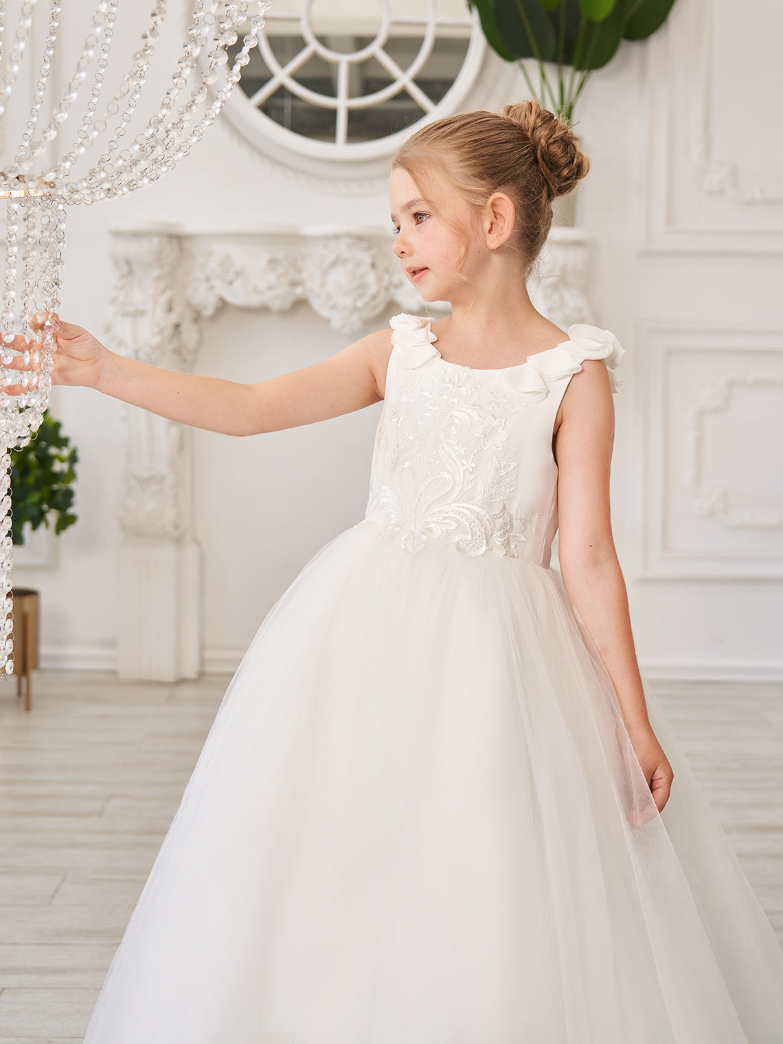 Elegante vestido blanco de tul para niña de las flores con cola corta 