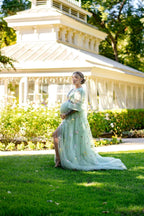 Robe de maternité en tulle brodé, idéale pour une séance photo, une robe de bal fendue ou une baby shower. 