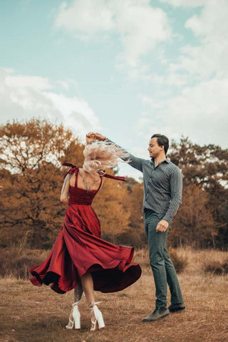 Robe de bal bordeaux à bretelles et décolleté cœur, manches courtes, disponible en ligne