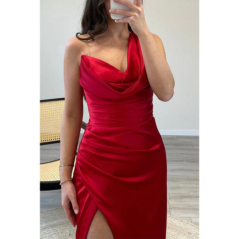 Vestido de noche largo rojo con pliegues y un hombro al descubierto 
