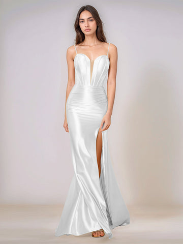 Vestido largo de dama de honor estilo sirena con escote en V profundo, tirantes finos y abertura.