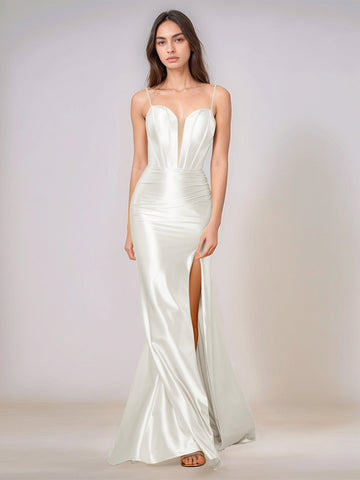 Vestido largo de dama de honor estilo sirena con escote en V profundo, tirantes finos y abertura.